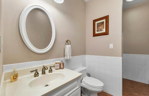 White Mountain Retreat with Theater, Fire Pit, Game Room and River Access - Foto 32