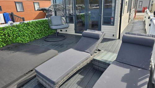 Lakeside Holiday Home with Hot Tub - Foto 5