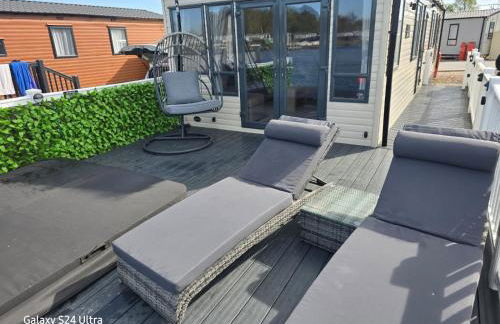 Lakeside Holiday Home with Hot Tub - Foto 5