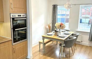 Spacious 5-Bed Detached House, Sleeps 10, Parking - Photo 9