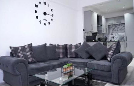 Newly refurbished 2 bed ! - Foto 1