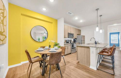 3BR Family Suite with Games & Pool - Foto 10