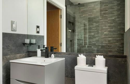 Modern, Well Presented 2-Bedroom Apartment, With Parking, Opposite Nirvana Spa - Pass the Keys - Foto 14