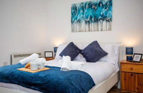 Modern 2BR Pad - 4 Min to Station, Fast WiFi and Smart TVs! - Foto 18