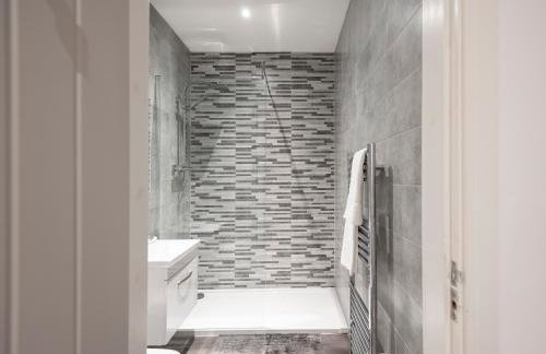 Cozy Vibes Refined 2BR Flat - Photo 10