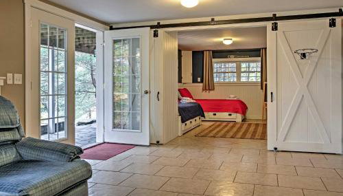 Beautiful Sandy Point Getaway with Wraparound Deck! - Foto 3