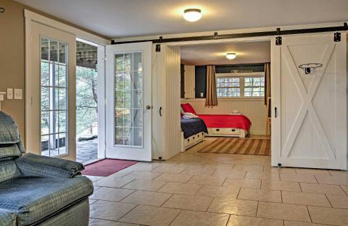 Beautiful Sandy Point Getaway with Wraparound Deck! - Foto 3