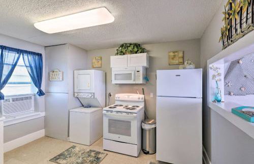 Walk to Beach Breezy Galveston Apt with Deck! - Foto 11