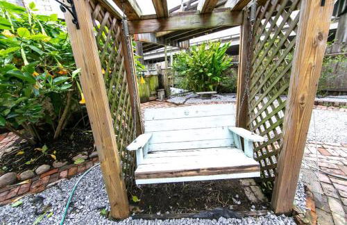 Governors Mansion 5 bedroom-3 bath - Photo 34