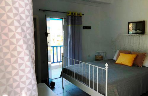 Salty Kisses and Sandy Toes, Seafront Syrmata Houses Authentic Milos Stay - Foto 3