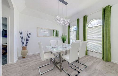 596 Modern 5 bed home overlooking beautiful golf course and conservation with Games room - Foto 67