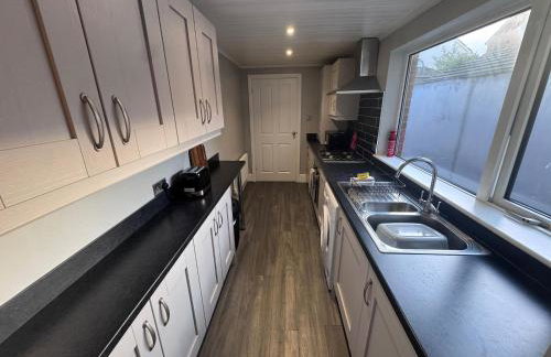 Central Near Hospital 2 Bedroom - Sleeps 4 - Self Check In - Fully Furnished - Foto 33