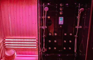 Jacuzzi privé, Sauna & Design Chic - Foto 12