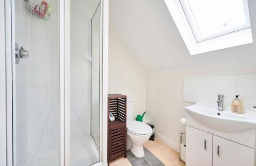 Cherish Stays spacious & amazing 3 Bed House in Hayes & Heathrow - Foto 21