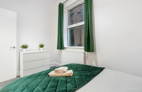 Central LDN 3-Bed Sleeps 8, Garden & Parking - Photo 2