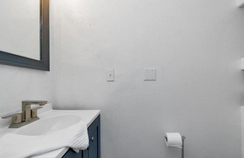 Summer Bliss 3BR Home, Walk to Beach Master Suite Sleeps 9 - Foto 37