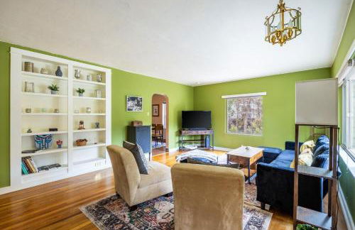 Cozy 2BR Home Near UNR with Large Deck & Parking - Foto 14