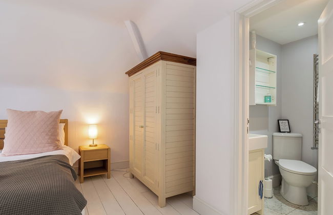 Stunning 5 Bed in the Centre of Bourton - Photo 4