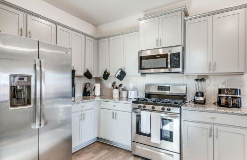 Near ATL! Spacious Townhome with Patio and WFH Setup - Foto 10