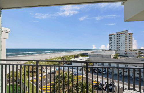 Polished oceanfront condo with pool access, private balcony & washer/dryer - Foto 27