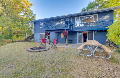 Antiquing and Fishing Riverfront Waupaca Home! - Foto 3