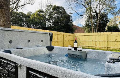 Bancroft Bungalow - Hot Tub, Fire Pit - Near Uptown - Foto 9