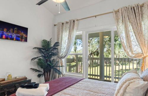 Hideout on the Hillsborough is a Gorgeous Renovated 3BR Pet Friendly Home on the Hillsborough River located in the North End of Seminole Heights - Foto 30