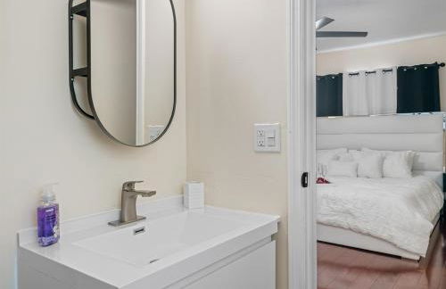 Spacious & Amazing Home w Big Pool and Patio - Photo 29