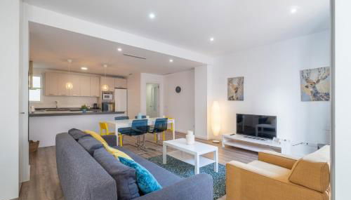 Modern, Stylish Apartment with balcony - Photo 5