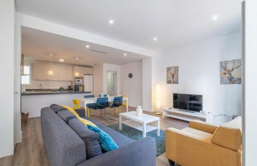 Modern, Stylish Apartment with balcony - Photo 5