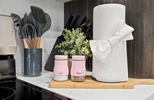 Charming LUXE 1BR, Free Parking, Kitchen and Laundry - Foto 20