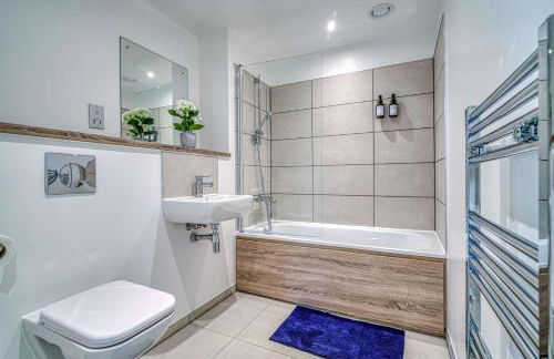 2-BR Near Salford Royal - City & Town Centre View - 1 Minute to Train & Tram Station - Sleeps 6 - Foto 80