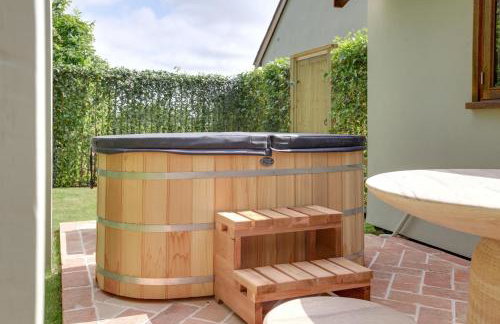 Beech Cottage - one bedroom retreat with hot tub - Foto 9