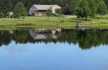 Whispering Pines Retreat, Secluded Cabin with Hot Tub & Pond - Foto 1
