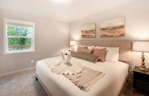 Chic 3BR 2BA Duplex w Serene View BBQ near airport - Foto 1