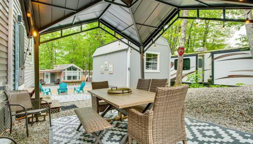 Walk to Lake Beaches Cabin with Patio in Belmont! - Foto 2