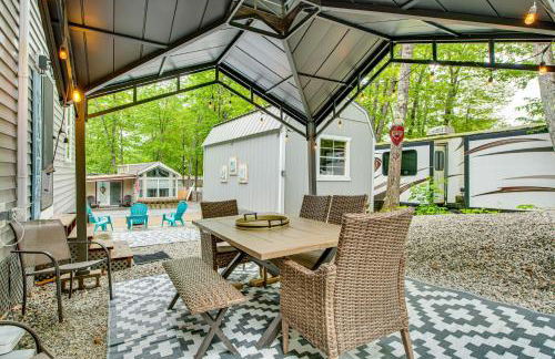 Walk to Lake Beaches Cabin with Patio in Belmont! - Foto 2