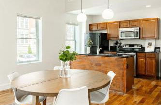Soaring 2BR Parkside Loft Walkable to it All - Foto 8