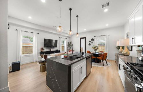 Near DT & Med Center Townhouse WiFi Games Pets - Foto 11