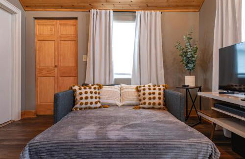 Charming Benson Home - Sleeps 5 Hot Tub! - Photo 4