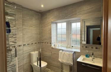 Modern Comfort for Longer Stays in Bury, 2-Bedrooms - Foto 7