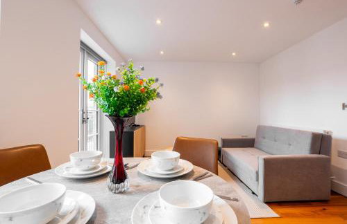 1BR Flat, Sleeps 4, Opposite Gunnersbury Station - Foto 1