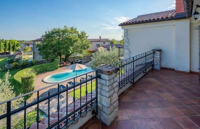 Beautiful Villa With Swimming Pool and Fenced Garden - Foto 12