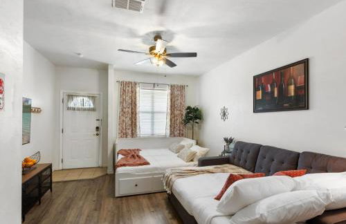 Convenient & Inviting - Fully-Equipped 2BD Condo - Foto 15