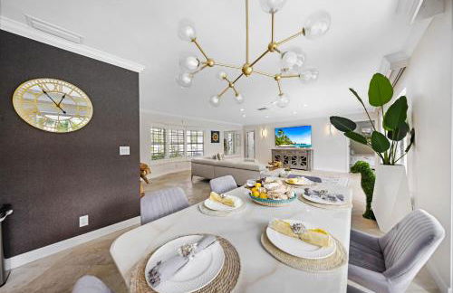 Tropical Villa Retreat with Private Pool & Peaceful Backyard - Stylish Escape in a Tranquil Residential Area - Foto 21