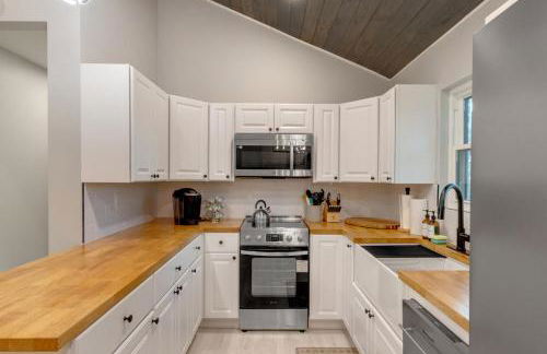 The White Lodge 4BDR Sleeps 8 with Fire Pit - Foto 17