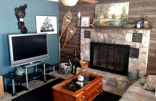 Secluded Lake Cottage Rental with a Dock and a Game Room in Hale, Michigan - Foto 18