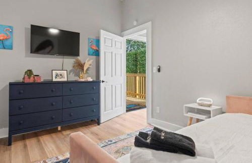 Urban Flamingo Retreat Modern Meets Tropical in this Beautiful, Updated Pet Friendly 3BD Pool Home with Outdoor Living Space - Foto 36