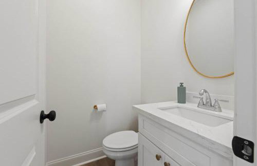 New Champion Cottage - 2BR Retreat Near Sportsplex - Foto 35