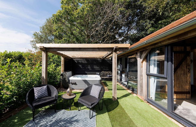 Romantic Countryside Lodge With Hot Tub - Photo 19